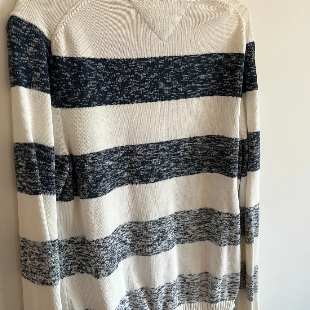 En bekväm och stilren randig tröja från Tommy Hilfiger i storlek M.. Neuletakit & Villapaidat.