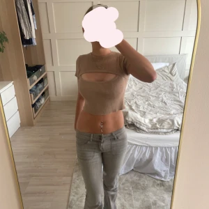 Topp - Hej! Jag säljer denna beiga toppen ifrån cider. Tror dock inte den finns att köpa längre. Tröjan har en cool design då den är öppen litegrann över bröstkorgen! Den har inge defekter och är knappt använd.🤗Ställ frågor om ni har!