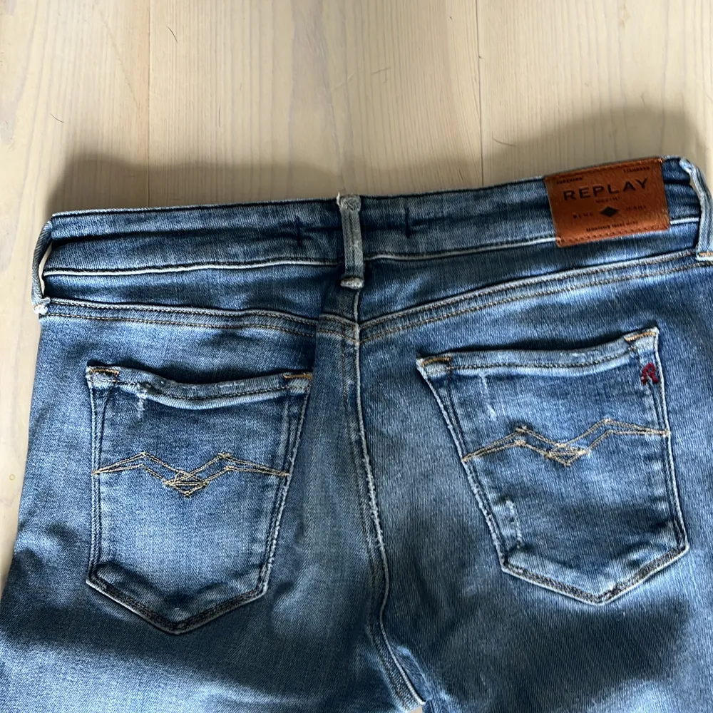 Sjukt snygga replay jeans som jag nu säljer för ett bra pris, bara att höra av sig vid fler frågor💯. Jeans & Byxor.