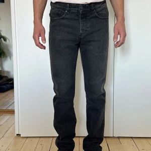 Gråa jeans från Ami Paris - Sparsamt använda jeans från Ami Paris. Storlek 32. Nypris 2100 kr.