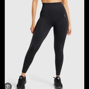 Gymshark tights - Flex high waisted leggings. De har en reva på vänster sida bak, men det syns knappt (se bild 3)  annars väldigt bra skick! 🩵