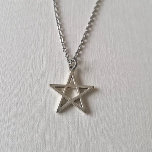 Halsband  - Fint enkelt halsband med stjärna ⭐️ Sparsamt använt, i nyskick.