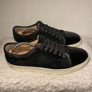 Lanvin - Hej!  Vi säljer nu dessa otroligt populära och sjukt eftertraktade Lanvin skor. Skorna är i nyskick 10/10. Med skorna medföljer box och dustbag. Hör av dig vid frågor!