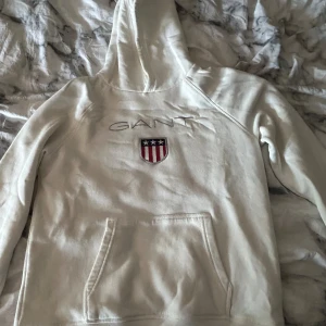 Hoodie  - Säljer denna Hoodie då den inte kommer till användning längre. Använd ca 3 gånger storlek är 176 men passar som en S   Hör vid intresse eller frågor 