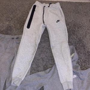  Nike tech flecce byxor och Nike tröja - Storlek 158/170 på tröjan  Pris 150 kr   Nike Tech fleece byxor storlek XS  Pris 500 kr