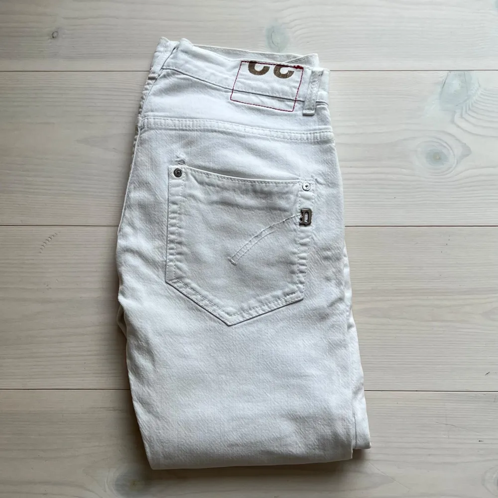 Säljer mina Dondup jeans som är mycket använda och är i befintligt skick!. Jeans & Byxor.