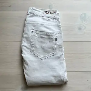 Säljer mina Dondup jeans som är mycket använda och är i befintligt skick!