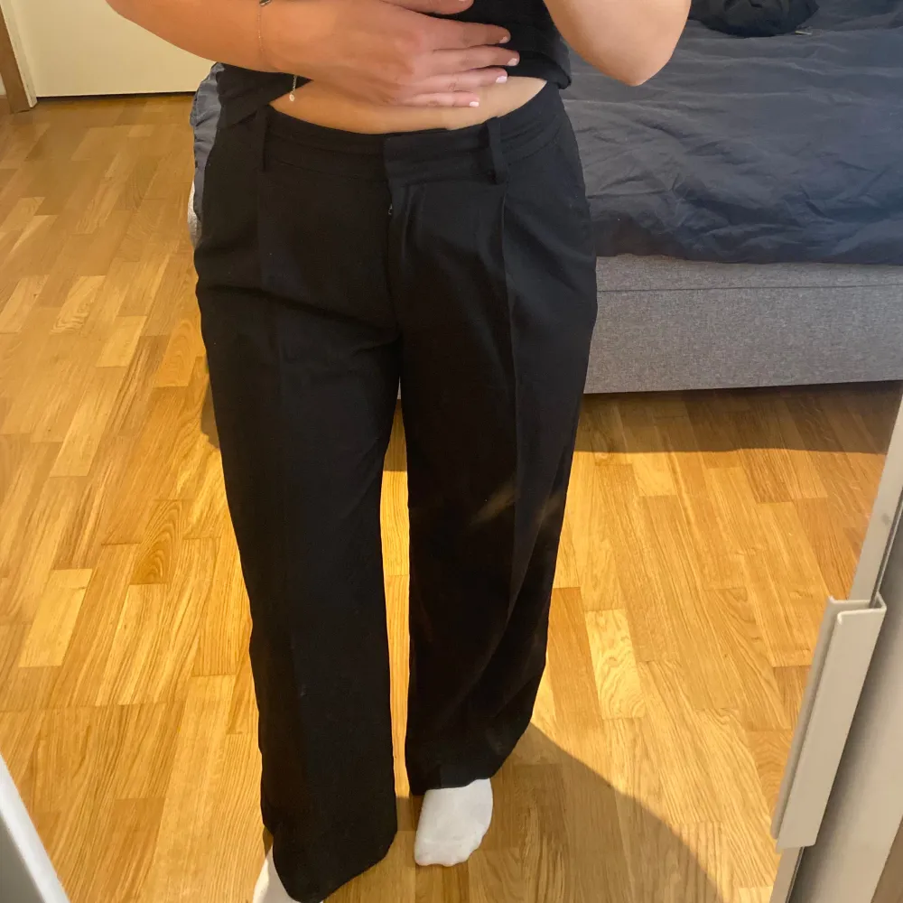 Säljer dessa svarta kostymbyxor från hm med raka ben och en vikt detalj längst benen både fram och bak. De är high waist och och har fickor fram men inte bak, där är de bara en detalj. Använda 1 gång. Pris kan diskuteras💞. Jeans & Byxor.