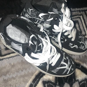 Svarta skor  - Helt ny, billigt och jätte snygga skor 