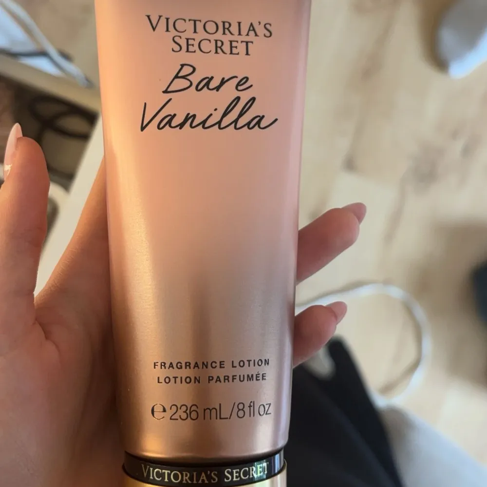 En nästan helt oanvänd body lotion från Victoria Secret som doftar otroligt gott. Denna kommer inte till användning då jag har en annan därför säljer jag den🥰  Pris kan diskuteras!. Skönhet.