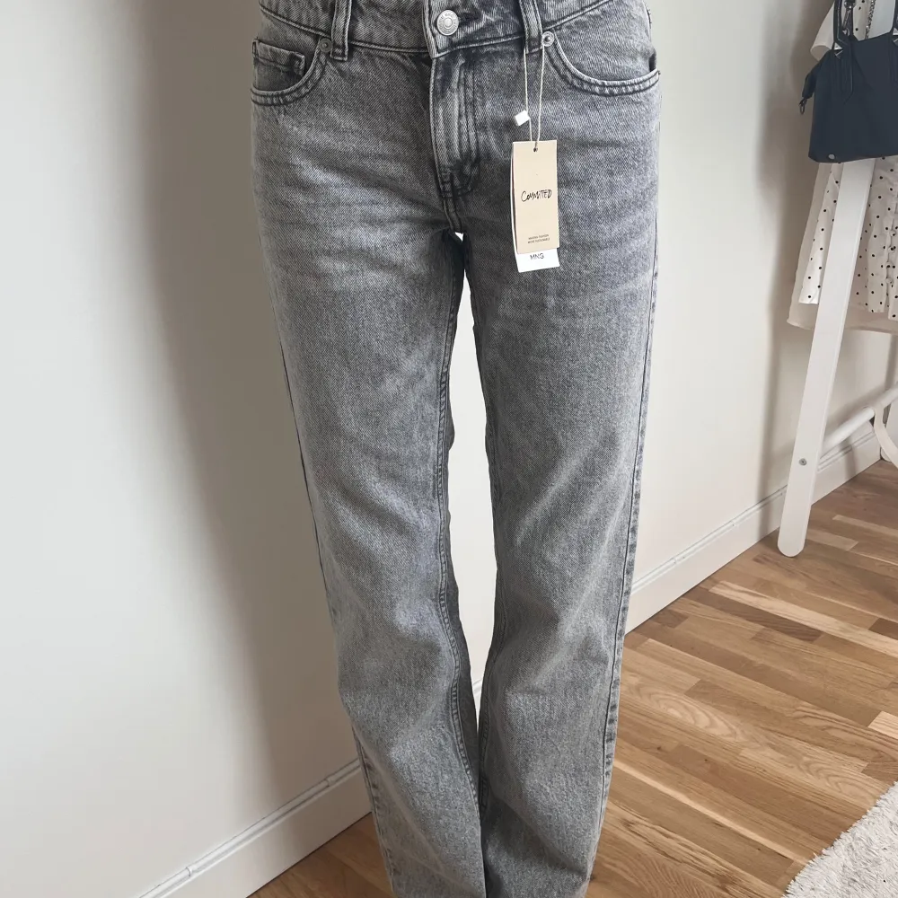 Jättefina gråa jeans i nyskick, prislappen kvar. Mid waist, sitter perfekt på mig som är 170 cm. Jeans & Byxor.