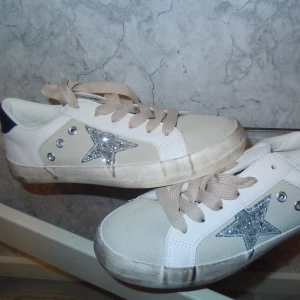 Skor 36 - Säljer Grey goose liknande skor i storlek 36 som aldrig kom till någon användning💓 