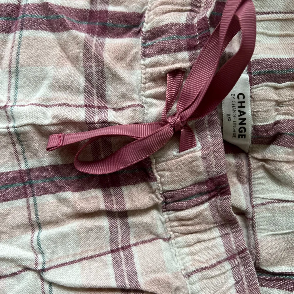 Söta rutiga pyjamasbyxor från change!! De har ett hål inuti ena fickan, vilket inte syns utifrån. Men pga av hålet är priset så lågt ❤️ Storlek S men små i storleken. Shorts.