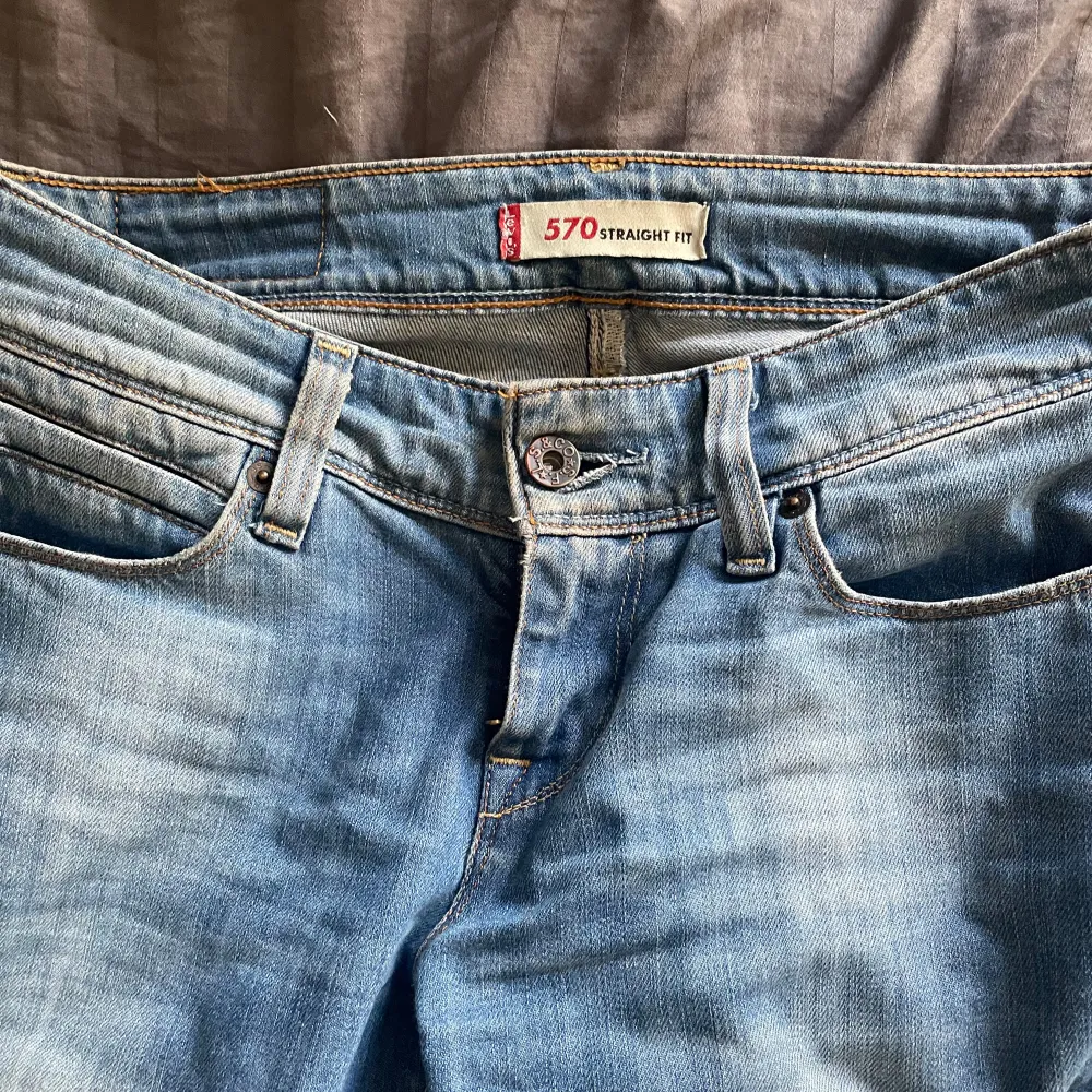 Levis jeans i modellen 570. Står ingen storlek i dom men skulle säga att dom sitter som en xs/s! Midjemåttet är 38 cm och Innebenslängden 79. Jeans & Byxor.