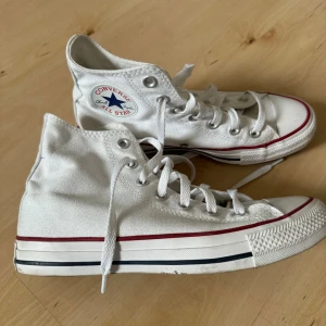 Converse - Vita converse som är använda max tre gånger så i princip som nya🤍normala i storleken 