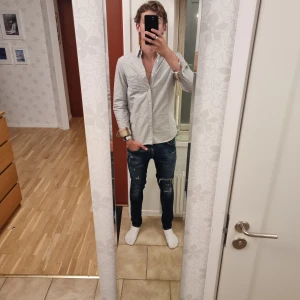 Burberry skjorta  - Sjukt fet burberry skjorta i ovanlig grå färg, strl S. Modellen är 183 och väger ca 68. Toppskick utan några skador elr liknande. Vid frågor eller fler bilder är det bara att skriva. //Kba_Closet 