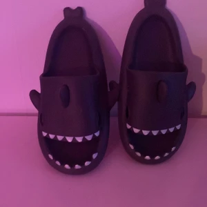 Shark tofflor - Köptes från shein men aldrig använda jätte gulliga🩷🩷