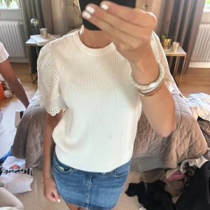 Stickad t-shirt  - Super söt stickad t-shirt med broderade detaljer från other stories. Nypris 600. 