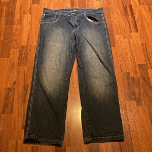 Baggy Southpole Jeans  - Rare skit snygga Vintage Southpole Jeans. Har ett litet hål i vänster fram ficka. Fråga gärna om det finns något du undrar över! Går bra att använda köp nu!