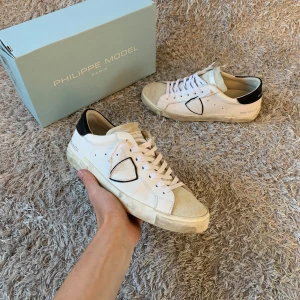 Philippe Model | Sneakers - Säljer nu dessa trendiga Philippe Model skor! | Som nya förutom det som visas på sista bild och pyttelit creasevilket ej är synligt vid användning! | Storlek 41. | Box och kort ingår! | Kostar runt 3500kr i butik. | Ställ gärna frågor innan du köper!