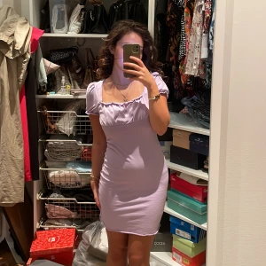 Kort enkel klänning - Säljer min korta sommarklänning i jättefin ljuslila färg. Använt ca 2 gånger, ser helt ny ut. Säljer för 79 kr.