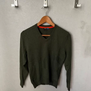 J.Lindeberg  - Skön tröja för vilket tillfälle som helst. Stilren och passar till varje outfit. Sitter som xs. Hör av dig vid funderingar 👊🏼😁