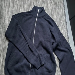 Jack & Jones zip  - Jättefin stickad tröja som är för stor för mig. Använd Max 10 gånger. 