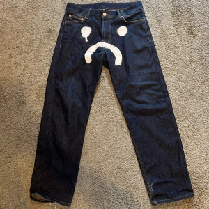 Jeans  - Baby milo inspirerade (tvättsäker) målat själv o tycker d blev fett på ett par sweet skate loose jeans från junkyard så passformen e som dom