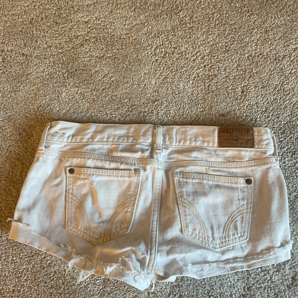 Hollister shorts som jag köpte secondhand men aldrig använda då dom va för stora. I bra skick och inga defekter. midjemått är 41cm rakt över, skriv för fler frågor. Shorts.