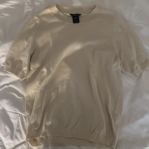 Stickad tröja - Stickad beige tröja från Lindex.