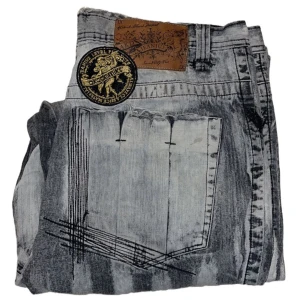 Akademiks Baggy jeans - Akademiks Baggy jeans. W40 [Ytterbenslängd 115cm] [Innerbenslängs 84cm] [Midja 49cm] [Benöppning 27cm] 