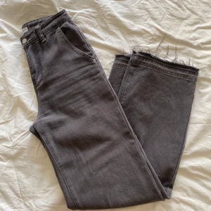 jeans venderbys - grå/bruna jeans från venderbys. sönmarna längst ner på benen är uppsprättade se bilder.