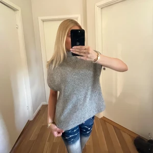 stickad trekvartsärmad tröja  - Super fin grå trekvartsärmad tröja, använd några gånger men väldigt bra skick, och inte nopprig!! 🤗🤗