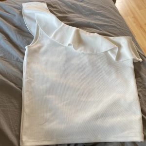Topp  - Jättefin vit topp köpt i Spanien använt 2 gånger. En liten fläck men syns knappt 