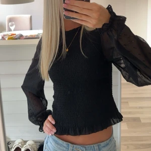 Svart blus - Jättesöt blus som inte är min stil o därför inte används längre💕fint skick!