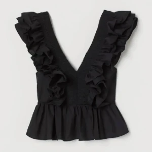 Volang blus  - Säljer denna fina toppen från H&M. Nyskick💕