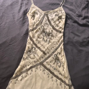 fest klänning - En handgjord klänning med stenar, köpt i London, väldigt fint skick har använt endast en gång.  Storleken är L men passar även S-M 