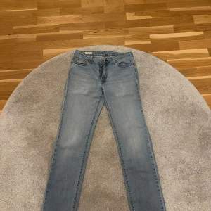 Säljer ett par Levi's jeans modell 511 storlek 30/32. Säljer de eftersom de inte passar mig längre. Passformen är mer slim men absolut inte skinny. Skicket är bra. Hör av er vid intresse och frågor.