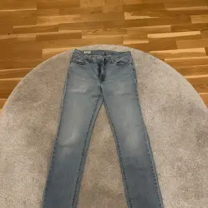 Säljer ett par Levi's jeans modell 511 storlek 30/32. Säljer de eftersom de inte passar mig längre. Passformen är mer slim men absolut inte skinny. Skicket är bra. Hör av er vid intresse och frågor.