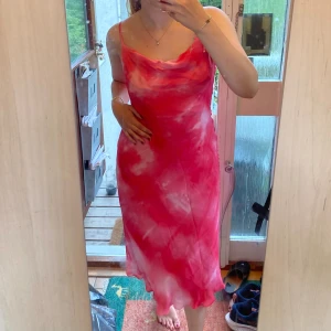 Rosa klänning från Wallis - En vacker rosa klänning från Wallis med ett mönster i ljusare rosa nyanser. Klänningen har smala axelband och är ärmlös och har en lång längd.🙌💓Fint skick!