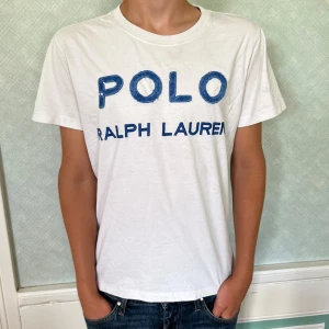 Ralph Lauren t-shirt - Polo Ralph Lauren t-shirt i fint skick (8.6/10) | två olika och riktigt coola stitchningar som tryck | Storlek S | Sitter normalt i storlek | Pyttelite kort på mig som är 178 cm / Mvh