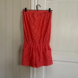 Korallfärgad jumpsuit - Superfin bra skick