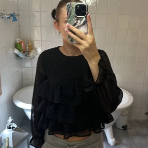 Blus - Jättegullig blus med volanger som inte kommer till användning.