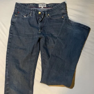 hampton republic 27 bootcut jeans - säljer dessa jättesnygga midrise och bootcut jeansen från hampton republic eftersom att de inte används längre 💗 skriv vid intresse eller fler frågor 💗