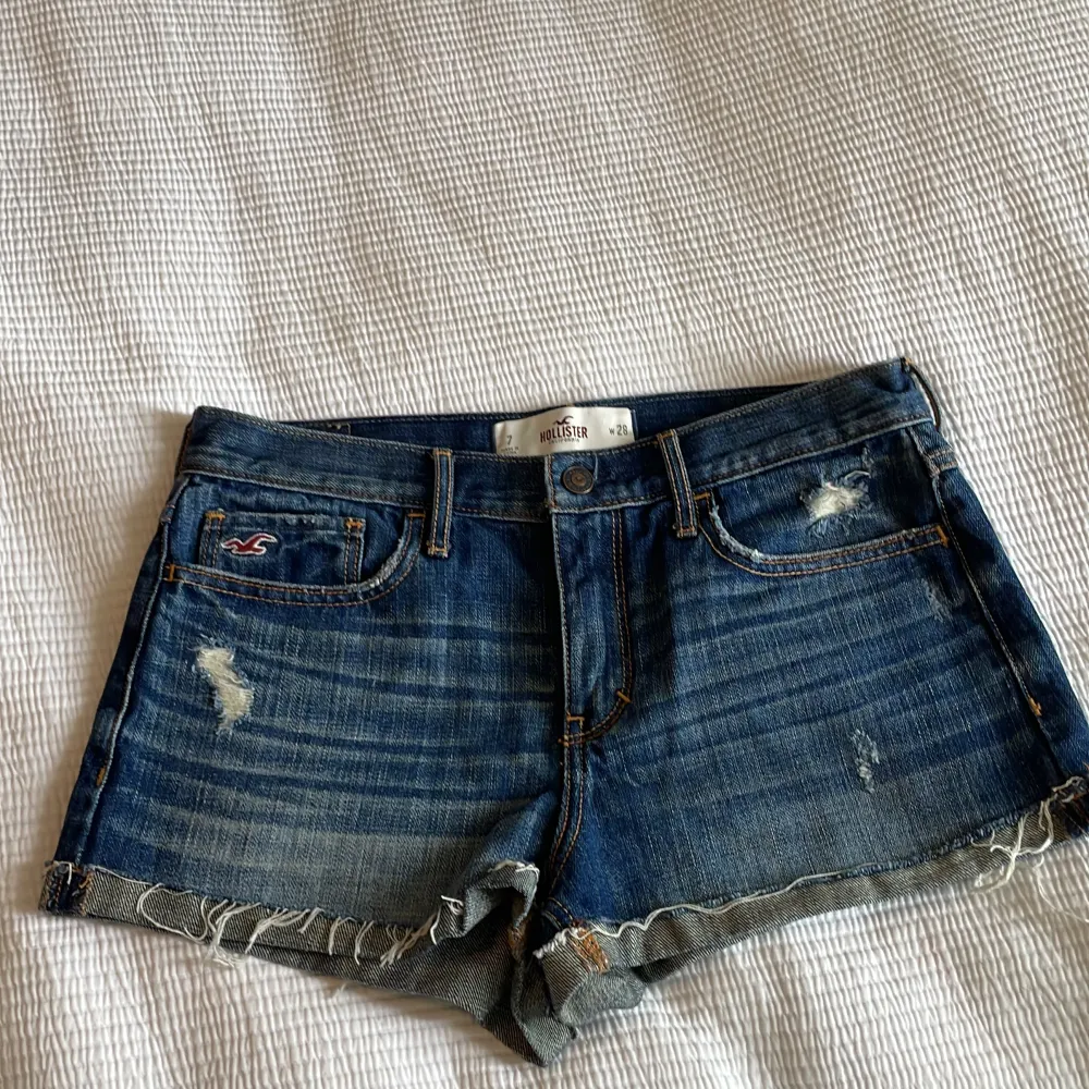 As snygga lågmidjade jeans shorts från hollister som liknar hennes på bilden😊 Med jättefina detaljer på bakfickorna Säljer då de var för stora(Lånad bild). Shorts.