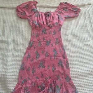 Söt rosa blommig sommarklänning  - Bra skick 