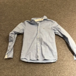 Lacost skjorta - Mått: 176 Skick: Nyskick Stil: Grisch