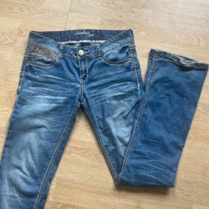 low waist bootcut jeans  - jättesnygga lågmidjade jeans, lite slitna längst ner men inget som märks 