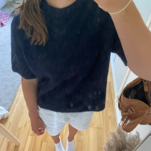 Stickad kortärmad tröja  - Så fin stickad kortärmad tröja från ginas premium kollektion, knappt använd!!