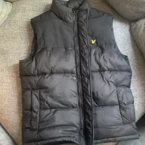 En svart Lyle & Scott väst i storlek S. Den är perfekt för höst- och vinterbruk. Pris kan diskuteras 